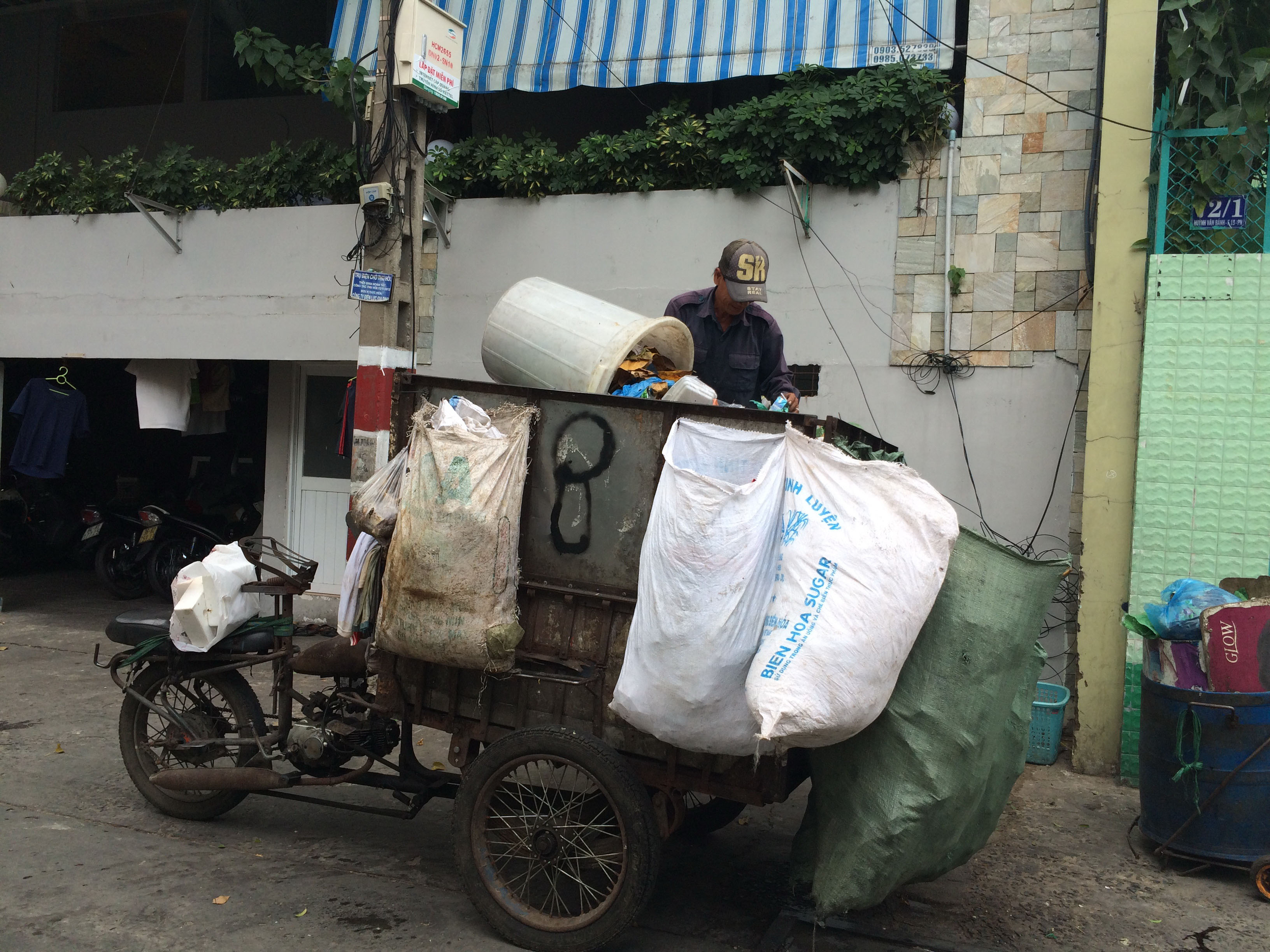 Bực mình việc thu gom rác dân lập