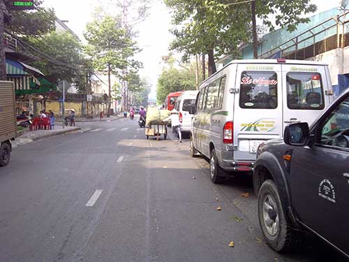 Đậu xe chiếm hết lòng đường