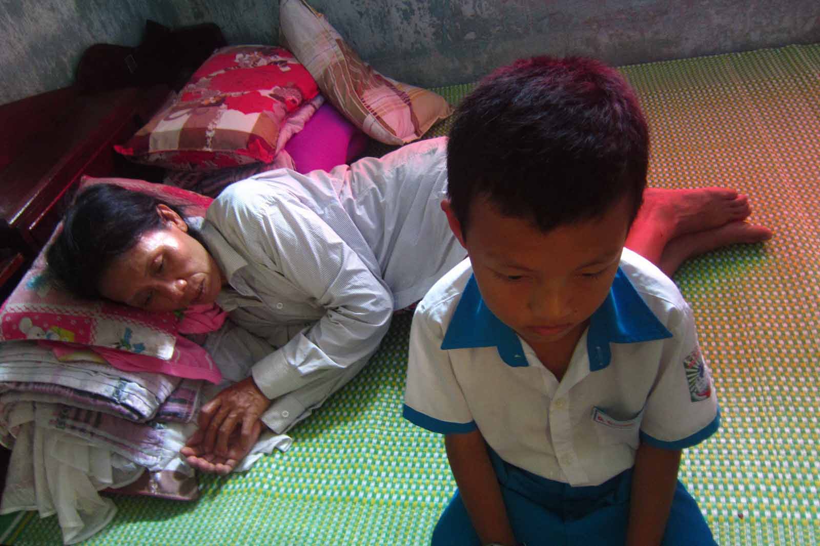 Mẹ con bà Nguyễn Thị Đông không biết khi nào mới đủ tiền để chữa khỏi bệnh