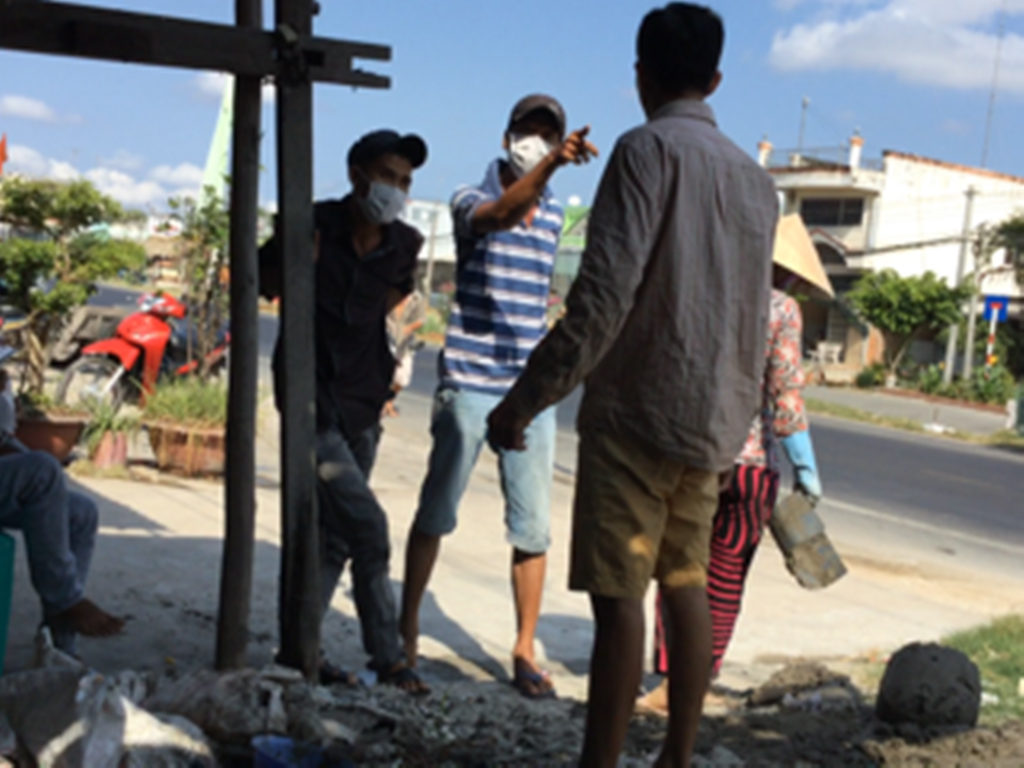 Người nhà của bà Ba và bà Liên đe dọa, ngăn cản thợ sửa nhà cho bà Lén vào ngày 7-4