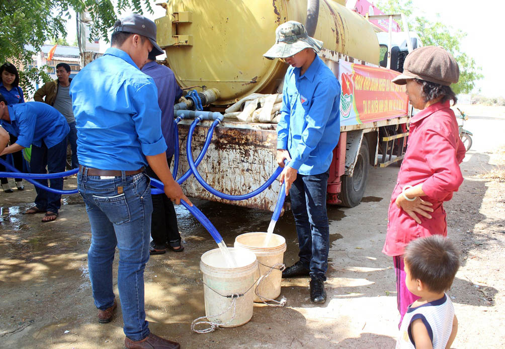 Thanh ni&ecirc;n t&igrave;nh nguyện đưa nước về cho b&agrave; con ở Phước Trung, huyện B&aacute;c &Aacute;i
