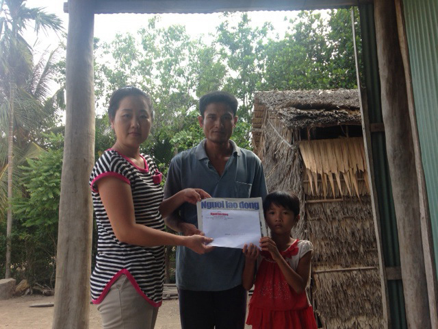 Đại diện Báo Người Lao Động trao tiền của bạn đọc giúp đỡ gia đình anh Thạch Mới (xã Phước Hảo, huyện Châu Thành, tỉnh Trà Vinh)Ảnh: PHẠM ĐỖ