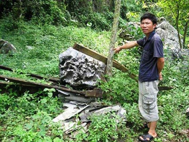 Từng tảng đá lớn đổ xuống vườn nhà của ông Đinh Tiến Dũng