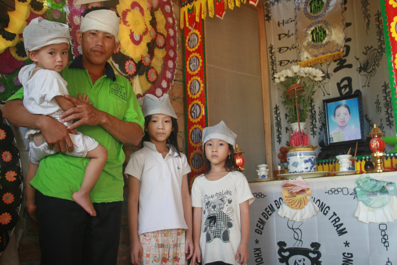 Anh Dũng và các con bên bàn thờ vợ