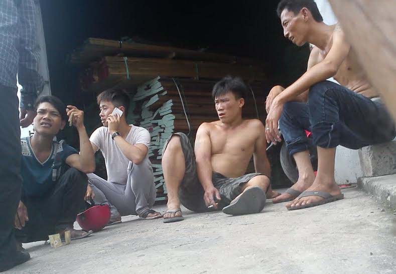 C&ocirc;ng nh&acirc;n bốc xếp đang chờ ở kho h&agrave;ng trong KCN S&oacute;ng Thần