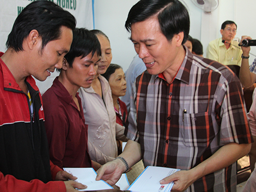 &Ocirc;ng Đặng Tuấn T&uacute;, Gi&aacute;m đốc Cảng H&agrave;ng kh&ocirc;ng quốc tế T&acirc;n Sơn Nhất, tặng qu&agrave; c&aacute;c gia đ&igrave;nh c&oacute; ho&agrave;n cảnh kh&oacute; khăn