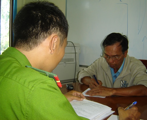 Đối tượng Ho&agrave;ng Nam tường tr&igrave;nh vụ việc tại cơ quan c&ocirc;ng an (ảnh: Mai Linh Giang)