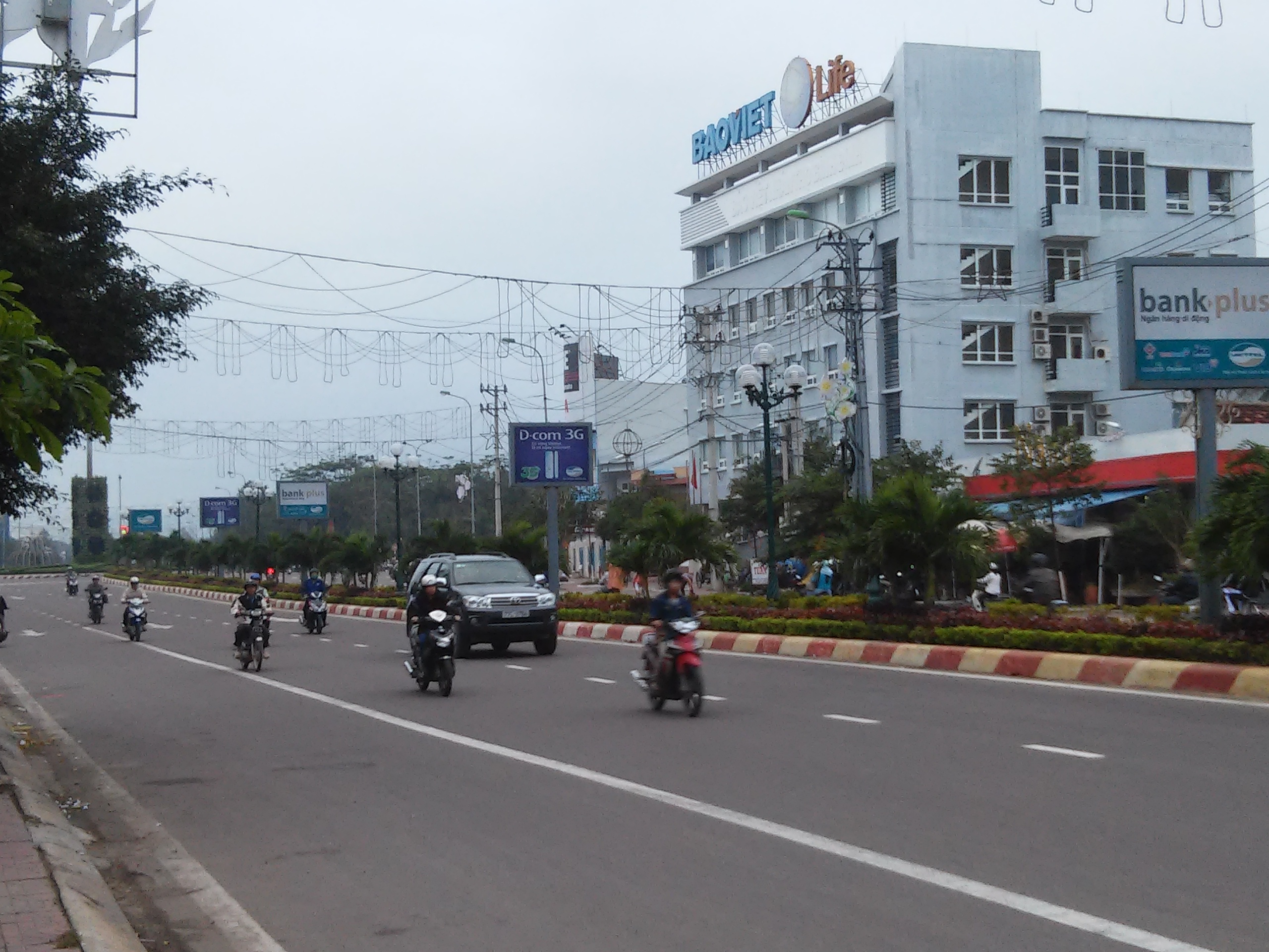 Băng r&ocirc;n với khẩu hiệu phản cảm tr&ecirc;n đường Trần Hưng Đạo đ&atilde; được th&aacute;o xuống v&agrave;o s&aacute;ng 5-1