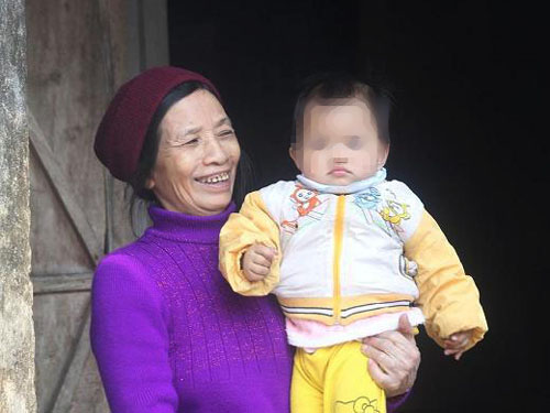 Ch&aacute;u Nguyễn Thị Sao Mai v&agrave; b&agrave; ngoại