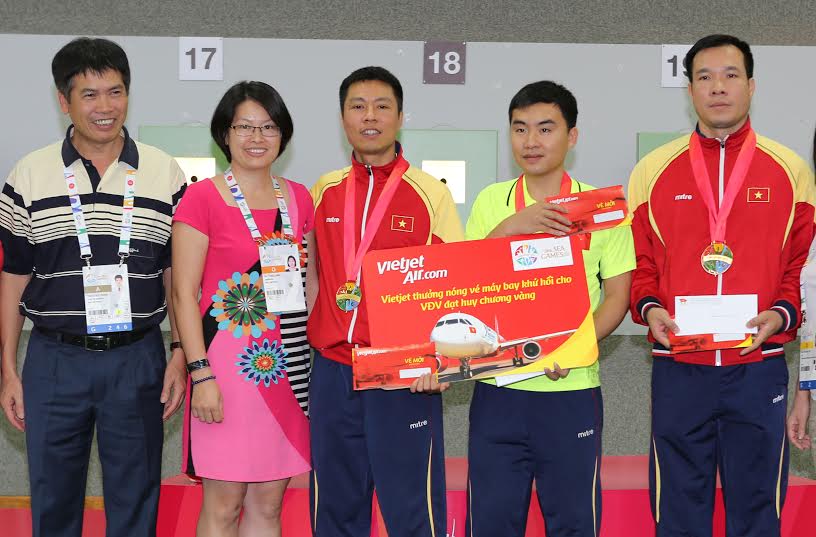 Đội bắn súng nam nhận quà từ nhà tài trợ VietJet