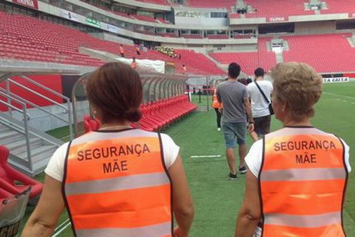 Brazil: Thuê 30 mẹ cầu thủ làm bảo vệ để tránh bạo lực