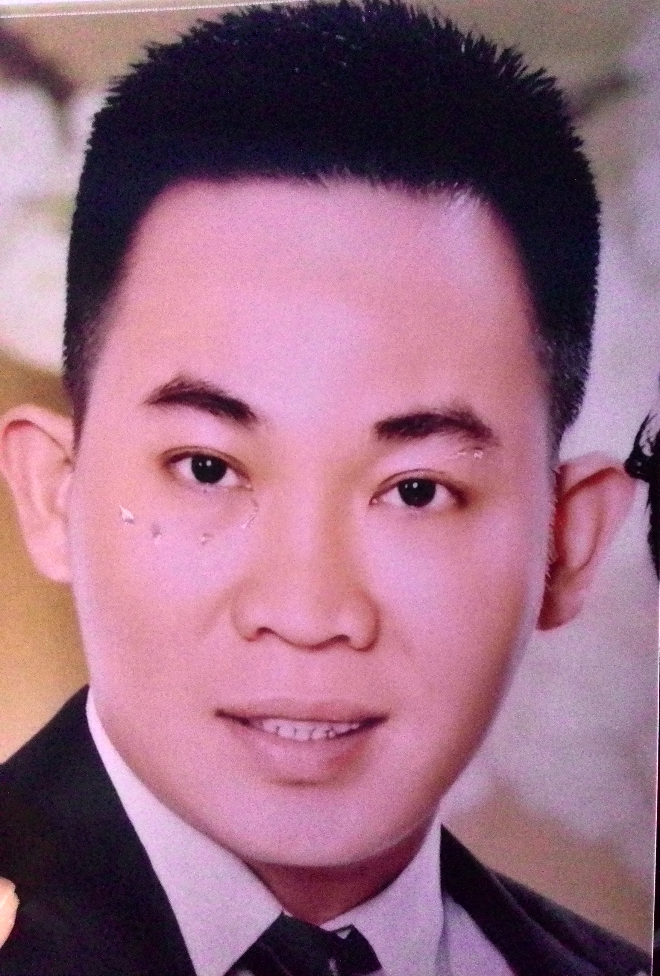 Ch&acirc;n dung Trần Xu&acirc;n Vinh được in ra h&agrave;ng loạt sau khi &aacute;n mạng để lực lượng chức năng truy bắt.