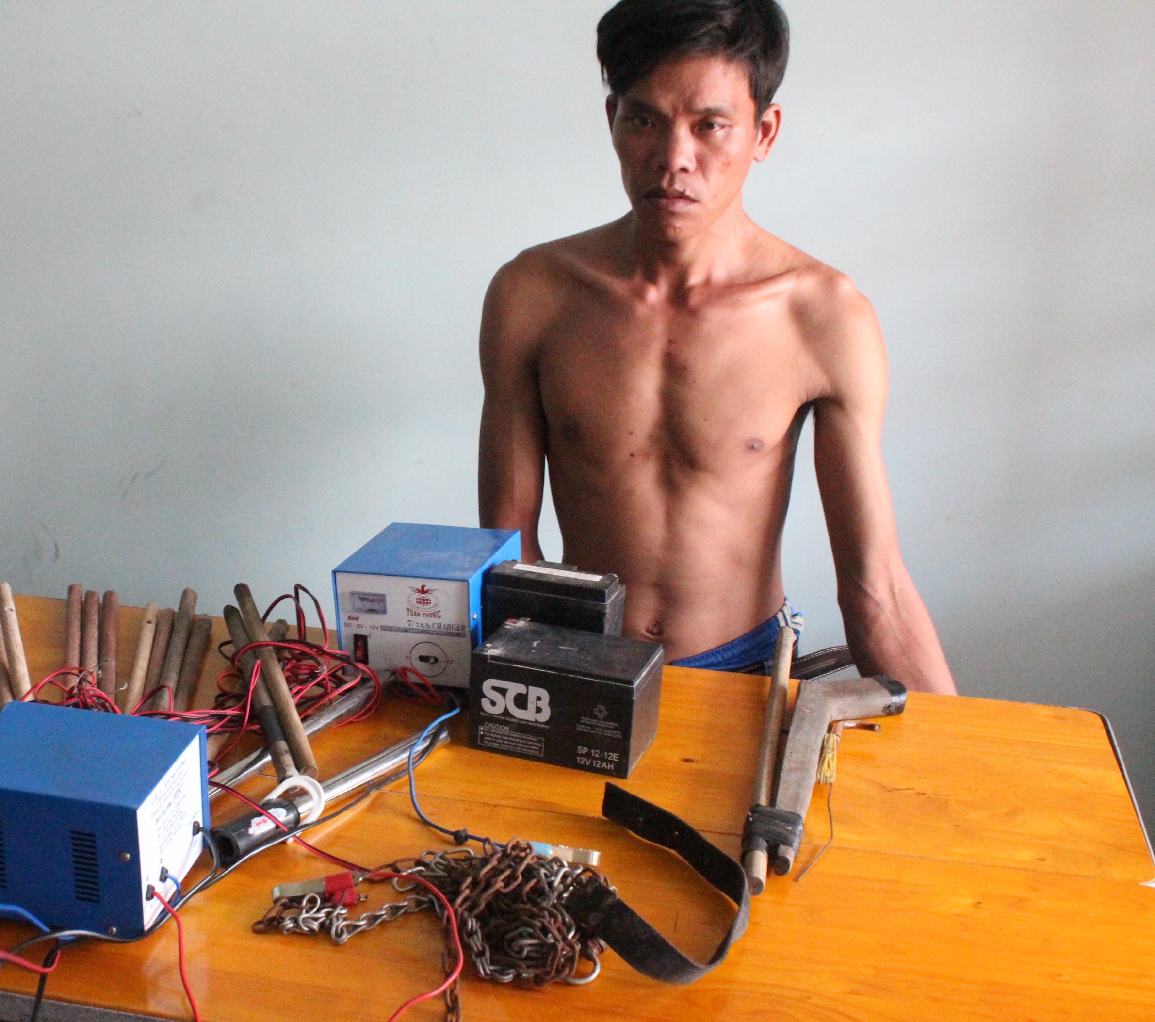 Đem súng bắn điện đi trộm chó