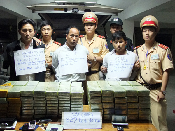 3 người mang quốc tịch L&agrave;o bị bắt c&ugrave;ng tang vật 227 b&aacute;nh heroin - Ảnh: B&aacute;o L&agrave;o Cai