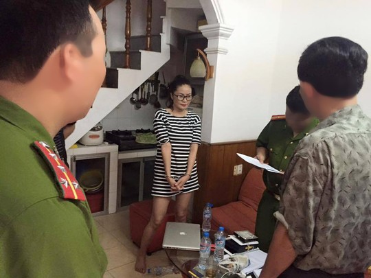 Lực lượng C45 tiến h&agrave;nh bắt giữ Trần Thị Hương Giang, một đối tượng trong tập đo&agrave;n Th&aacute;nh c&ocirc; c&ocirc; b&oacute;c(giữa) trước đ&oacute; - Ảnh: Facebook