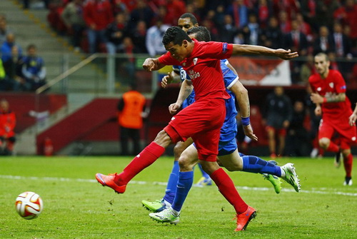 Carlos Bacca ghi bàn cho Sevilla