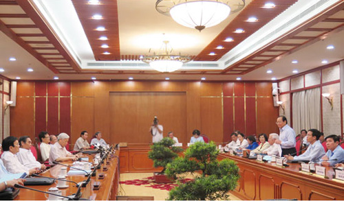 Bộ Ch&iacute;nh trị l&agrave;m việc với Th&agrave;nh ủy TP HCM về c&ocirc;ng t&aacute;c chuẩn bị cho Đại hội Đảng - Ảnh: SGGP