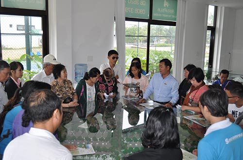 Khách hàng tìm hiểu thông tin một dự án của Sacomreal