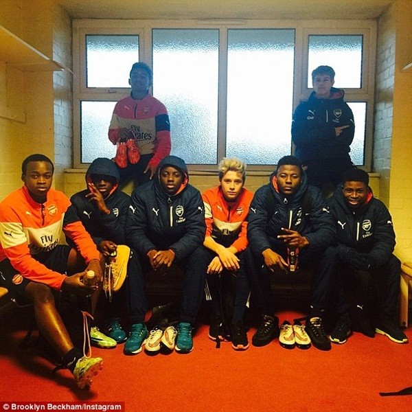 Brooklyn (giữa) và đồng đội ở U18 Arsenal