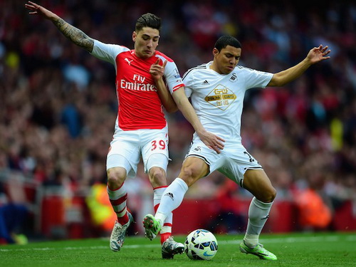 Bellerin tranh chấp b&oacute;ng với Montero (Swansea)