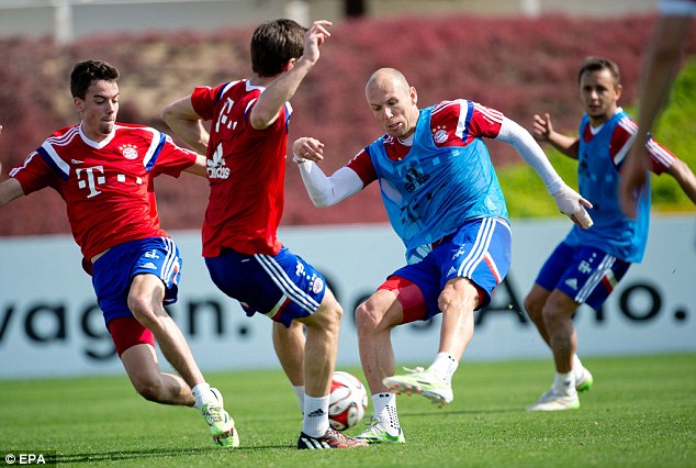 Robben tập luyện ở Qatar bới ngón tay băng bó