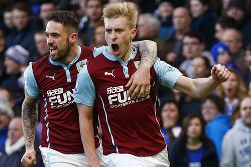 Ben Mee (phải) vui mừng với bàn gỡ cho Burnley