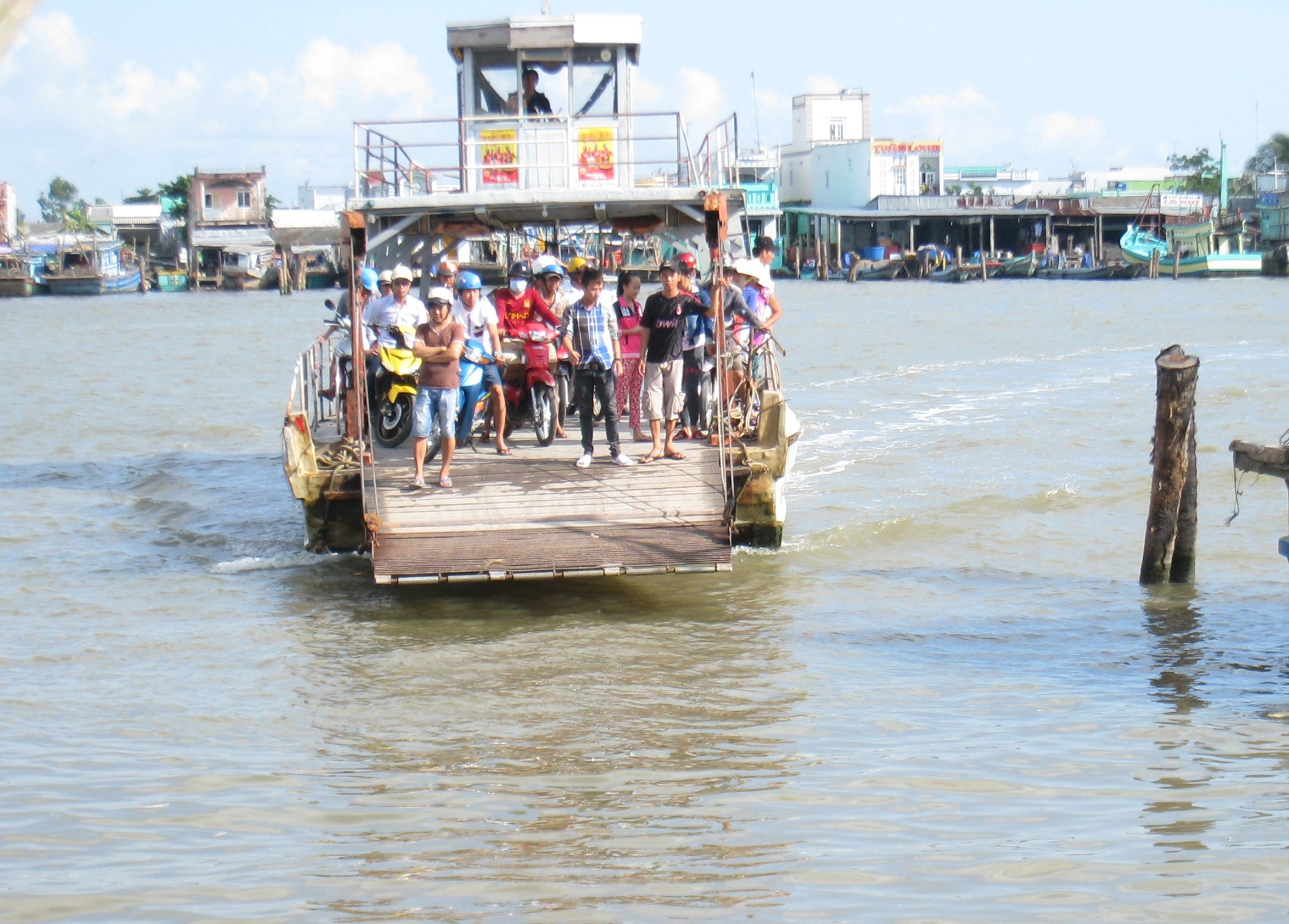 Bến ph&agrave; s&ocirc;ng &Ocirc;ng Đốc mỗi ng&agrave;y lợi nhuận h&agrave;ng chục triệu đồng