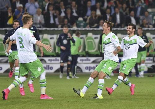 Đồng đội chia vui với Bendtner sau b&agrave;n gỡ qu&yacute; gi&aacute; ph&uacute;t 90