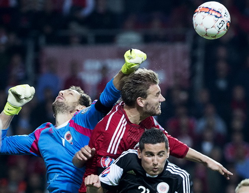 Nicklas Bentdner (Đan Mạch, giữa) bị h&agrave;ng thủ Albania đeo s&aacute;t