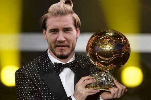 Bendtner và ảnh ghép với Quả bóng vàng FIFA