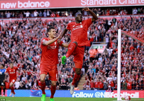 Ghi bàn đầy tranh cãi, Benteke giúp Liverpool bay cao