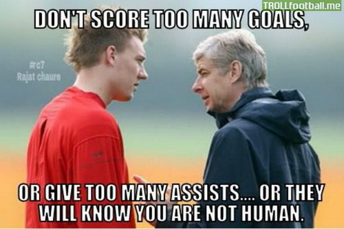 Ảnh chế HLV Wenger khuyên Bendtner không ghi bàn hay chuyền bóng nhiều