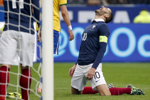 Thủ qu&acirc;n karim Benzema kh&ocirc;ng c&oacute; được trận ra mắt như &yacute; tr&ecirc;n s&acirc;n nh&agrave; Stade de France