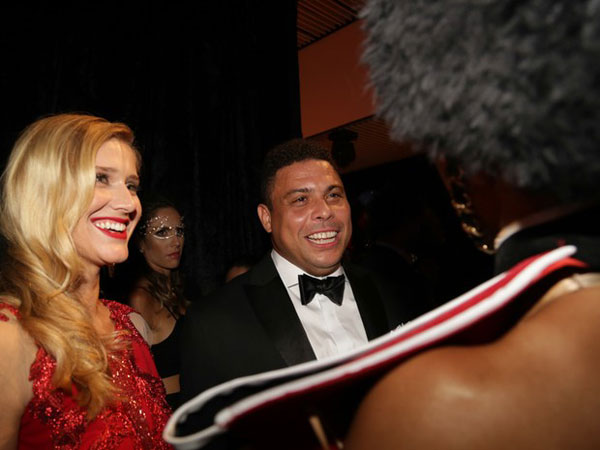 Ronaldo rạng rỡ bên tình mới