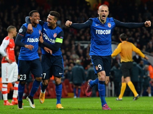 Arsenal thua sốc Monaco, Atletico Madrid trắng tay ở Đức