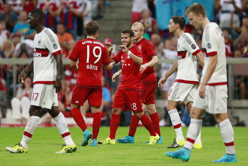 Juan Bernat (giữa) mở tỉ số cho Bayern