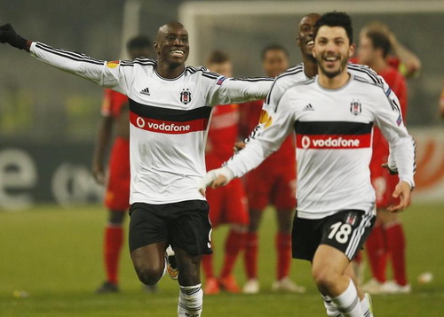 Demba Ba (trái) vui mừng với đồng đội ở Besiktas