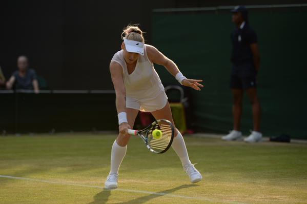 Bethanie Mattek Sand với sự lập dị: Mang vớ trắng cao tận gối