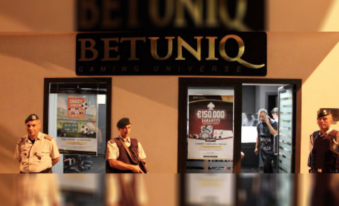 Cảnh s&aacute;t &Yacute; đột k&iacute;ch cửa h&agrave;ng đ&aacute;nh bạc Betuniqu. Ảnh: Malta Today