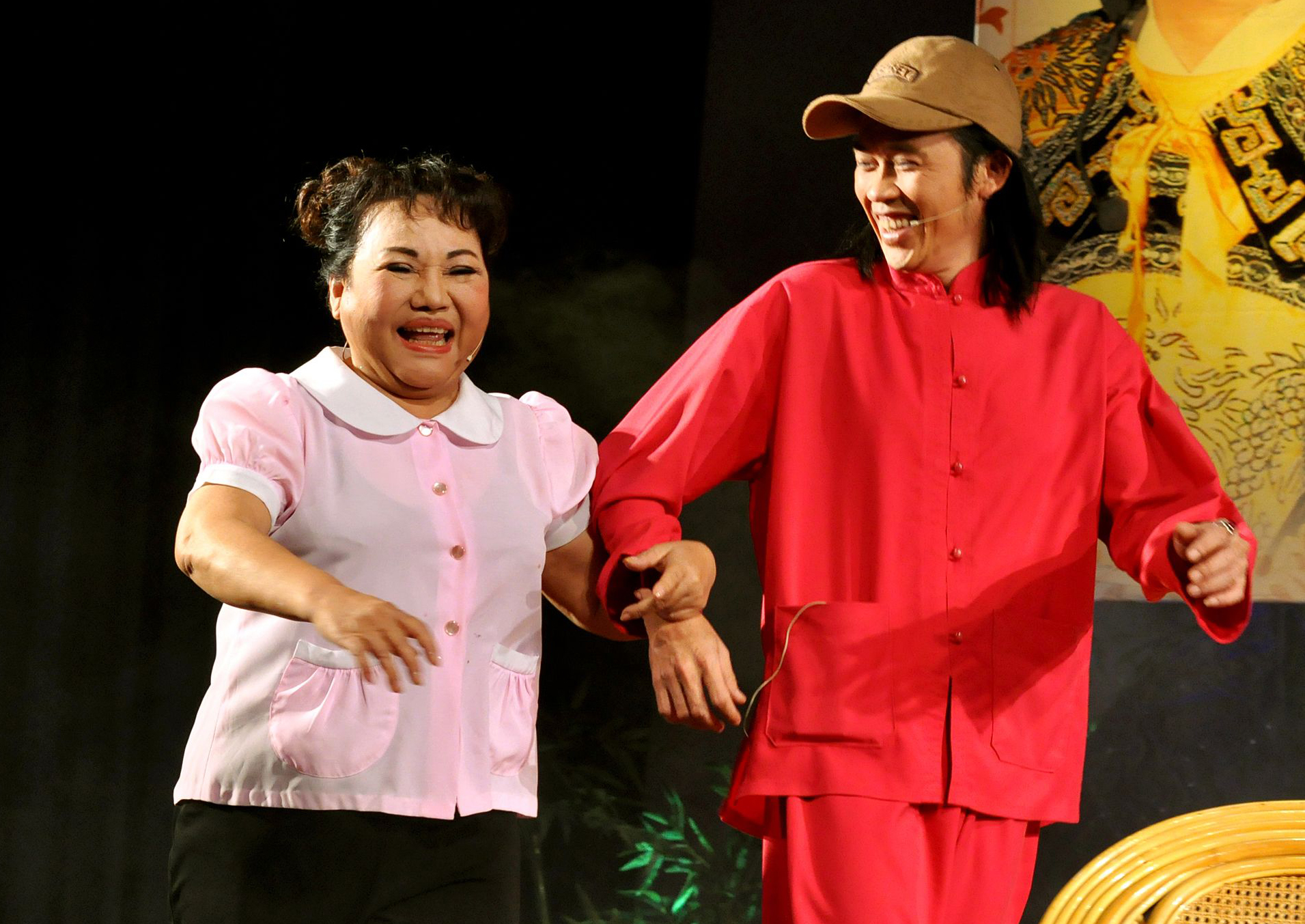 NSND Ngọc Gi&agrave;u v&agrave; danh h&agrave;i Ho&agrave;i Linh trong vở Đời c&ocirc; Lựu