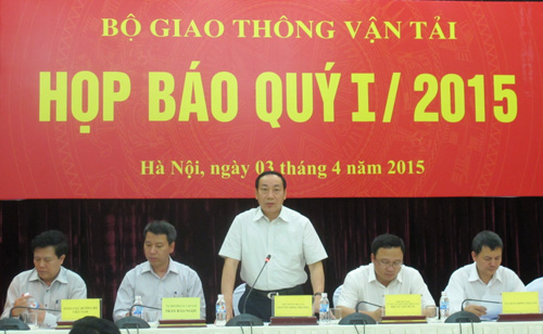 Thứ trưởng Nguyễn Hồng Trường (đứng) cho biết Bộ GTVT đang r&agrave; so&aacute;t lại c&aacute;c g&oacute;i thầu của Posco tại Việt Nam