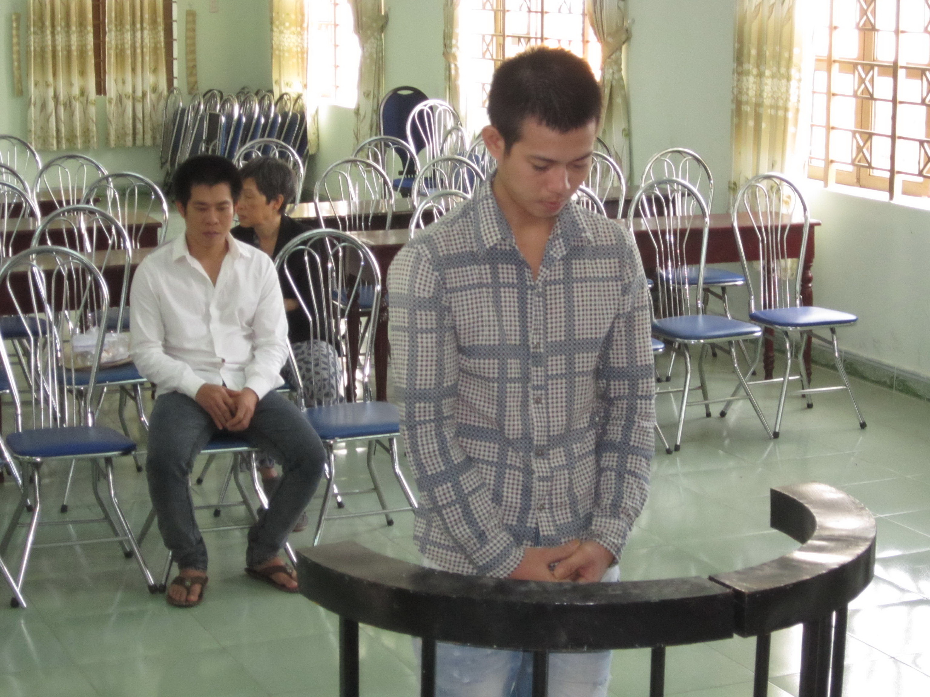Hai bị c&aacute;o B&igrave;nh (đứng), Tuấn (ngồi), n&oacute;i lời sau cuối trước t&ograve;a