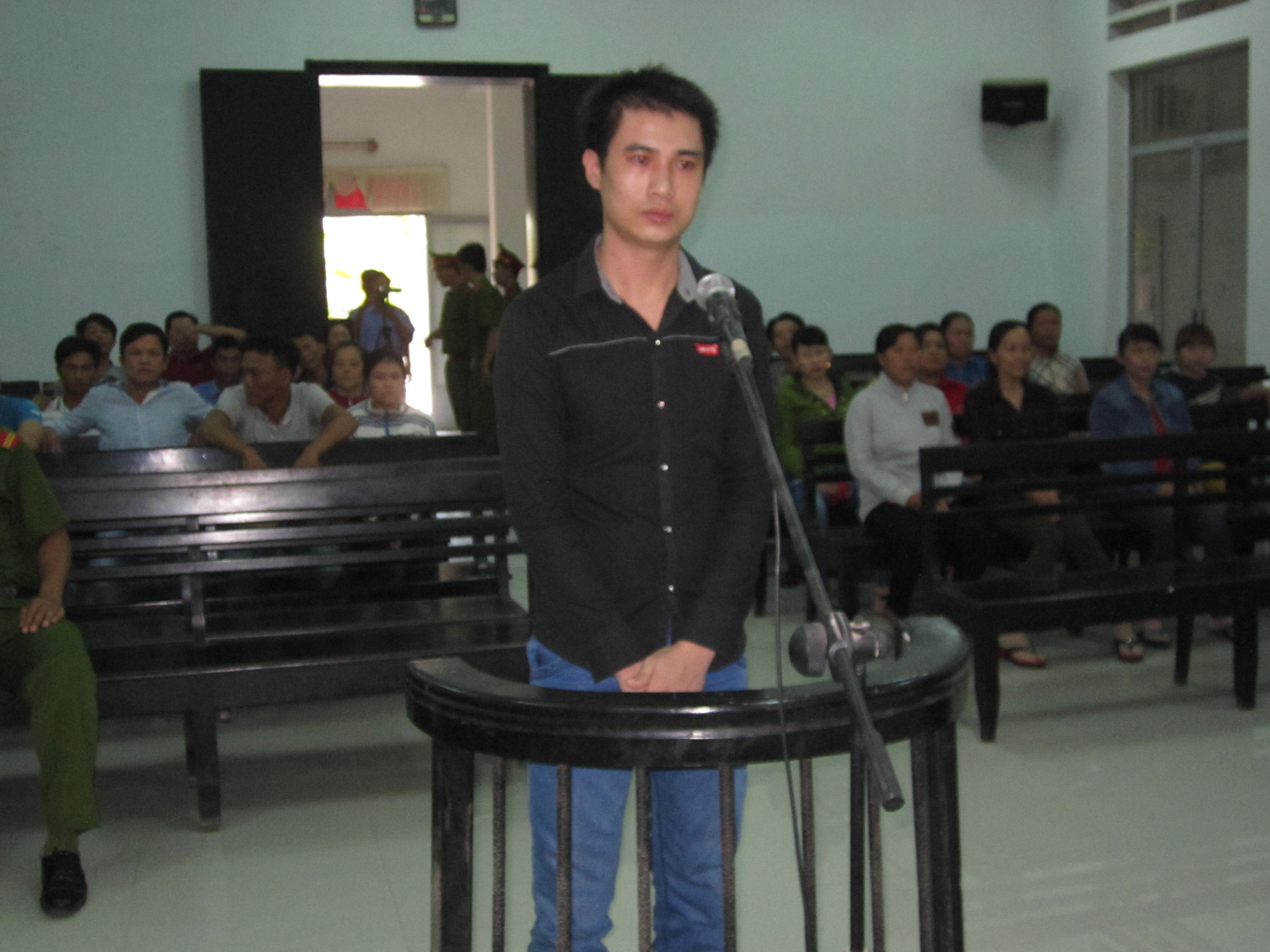 Bị c&aacute;o L&ecirc; Minh Tr&iacute; đang nghe t&ograve;a tuy&ecirc;n &aacute;n