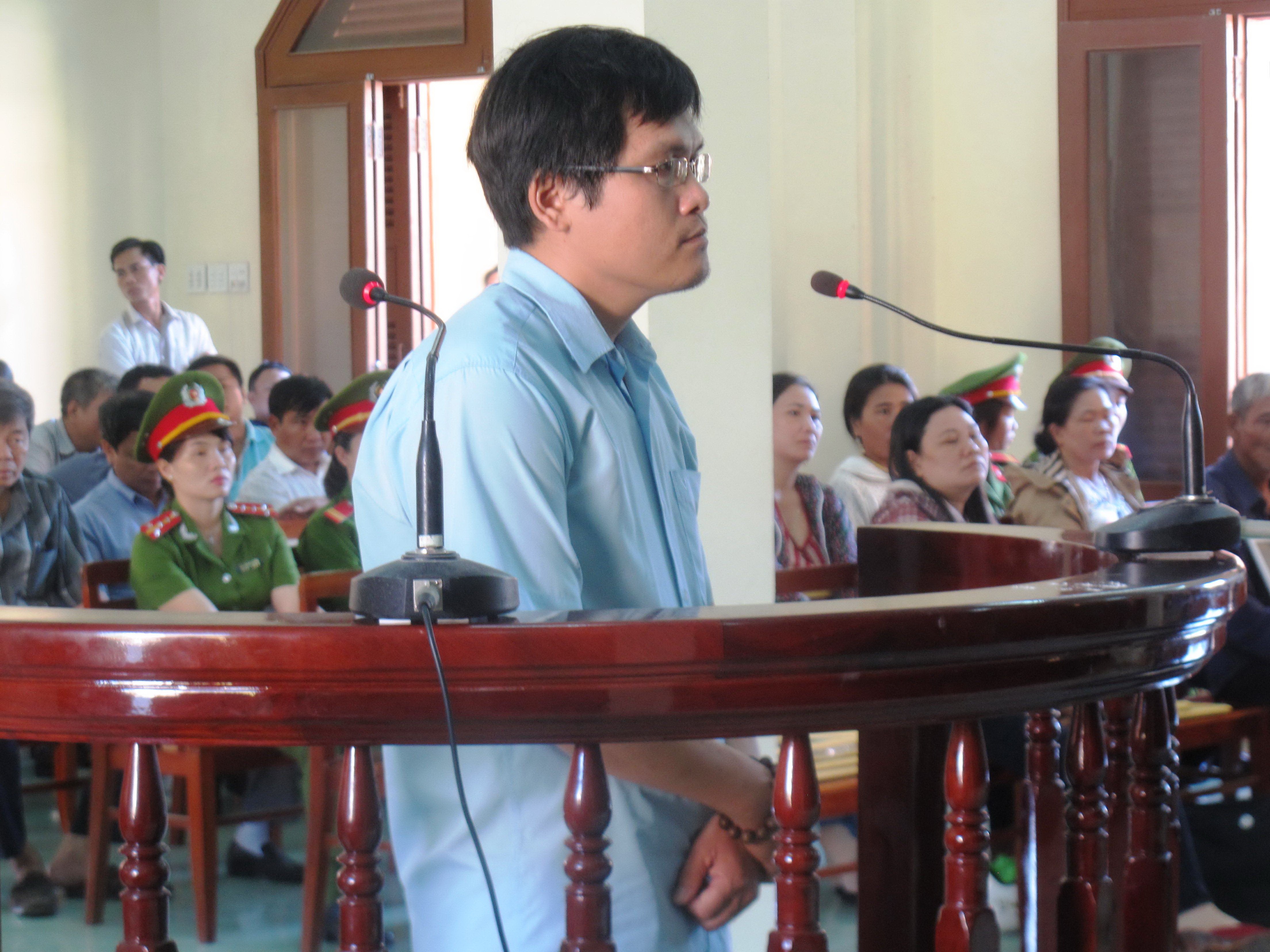 Bị c&aacute;o Nguyễn Tấn Quang khai nhận c&ograve;n thấy L&ecirc; Hải Ph&uacute;, c&aacute;n bộ C&ocirc;ng an TP Tuy H&ograve;a đ&aacute;nh v&agrave; đ&aacute; v&agrave;o người Kiều
