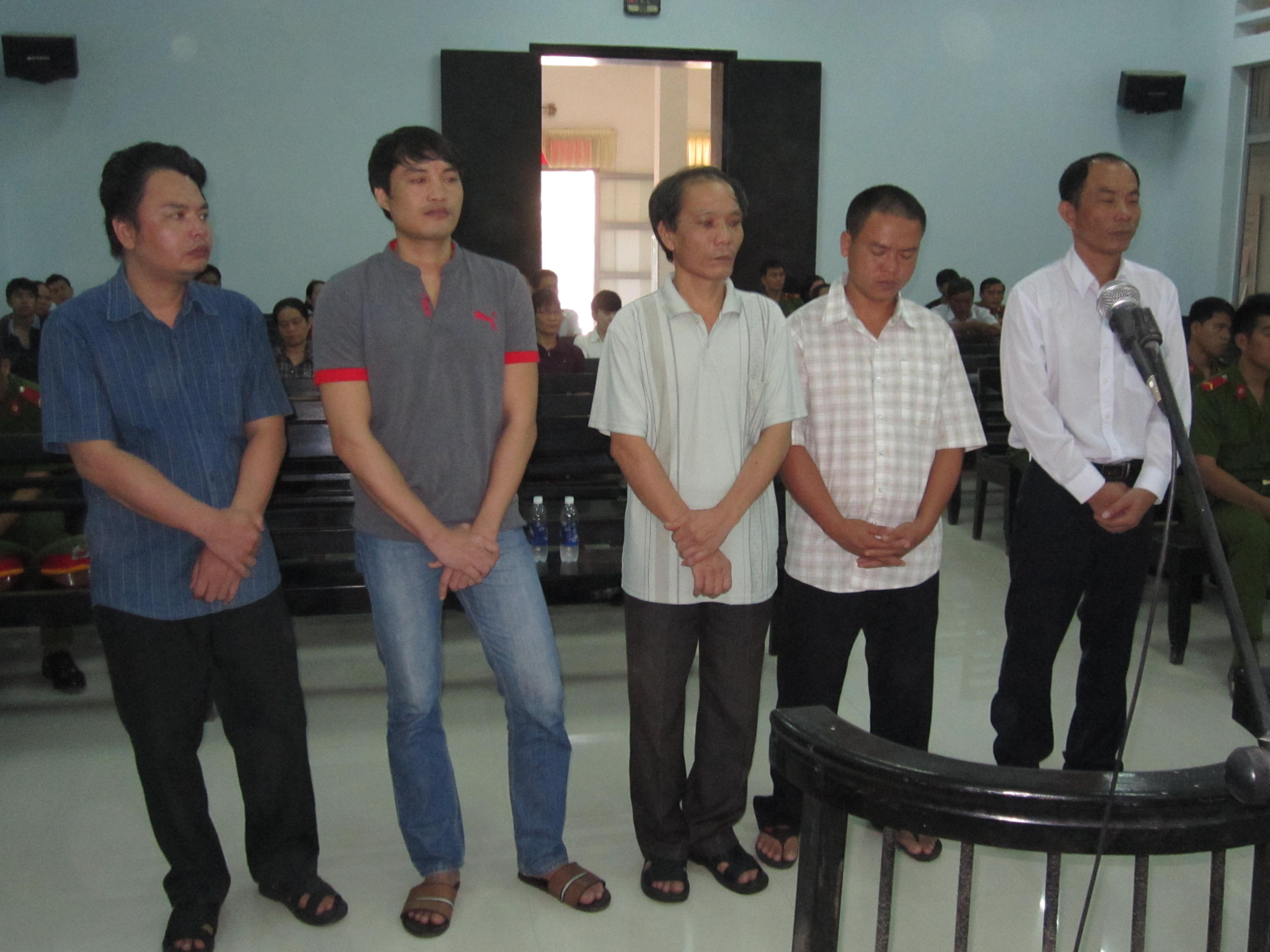 Bị c&aacute;o Nguyễn Th&agrave;nh Trung (ngo&agrave;i c&ugrave;ng b&ecirc;n phải) c&ugrave;ng c&aacute;c đồng phạm ra trước v&agrave;nh m&oacute;ng ngựa