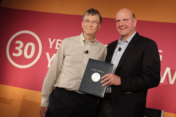 Ông Bill Gates (trái) vẫn tiếp tục đứng đầu danh sách những người giàu nhất thế giới.