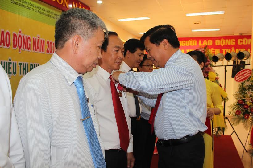 Ông Phạm Văn Rạnh, Phó chủ tịch Thường trực UBND tỉnh Long An
trao Huân chương lao động hạng ba cho các cá nhân và tập thể xuất sắc