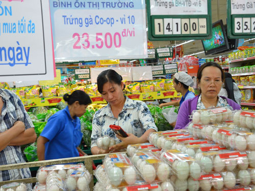 Khách hàng mua trứng gà bình ổn giá tại Co.opmart Nguyễn Đình Chiểu (TP HCM). Ảnh: TẤN THẠNH