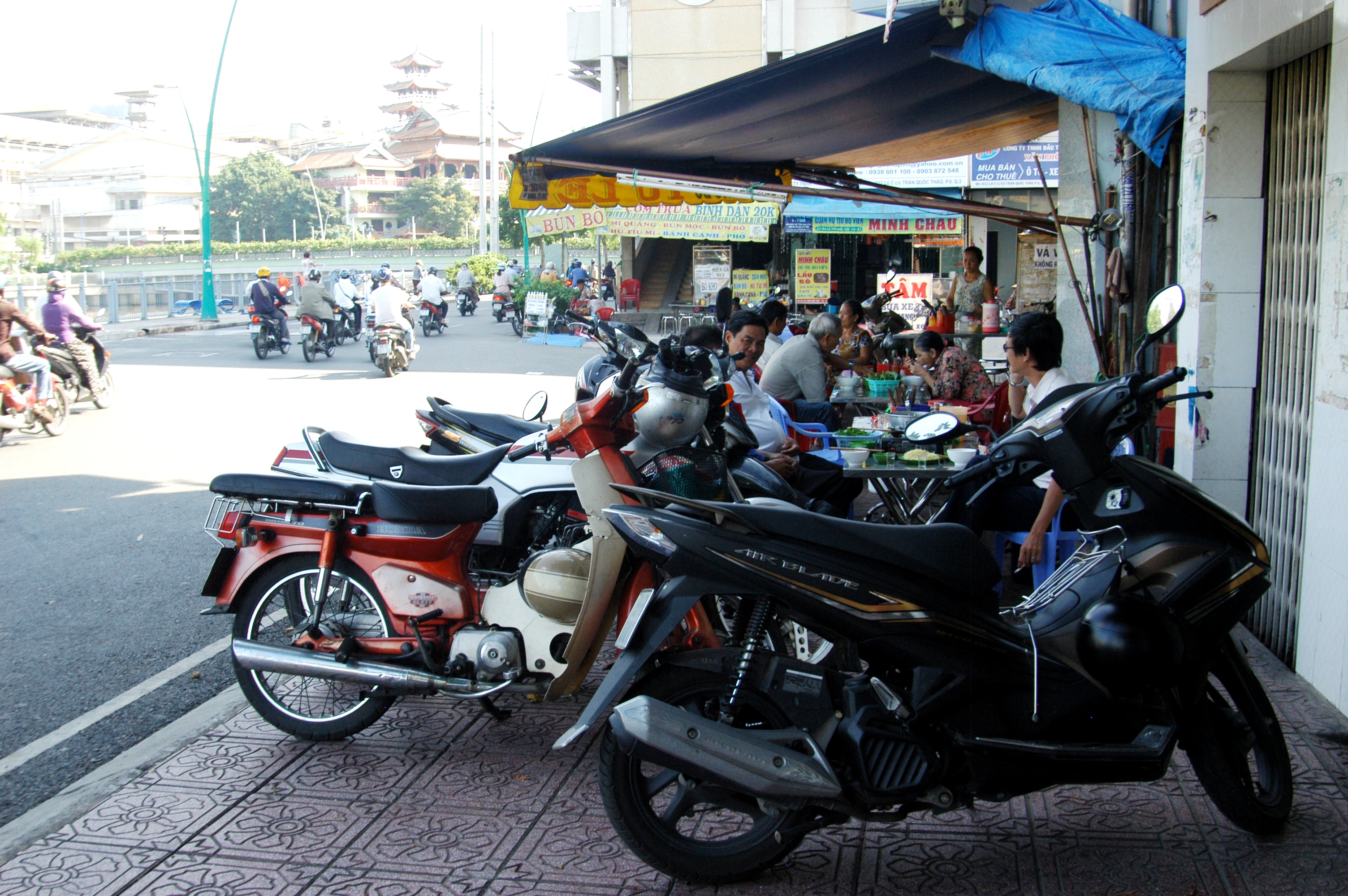 Xe m&aacute;y dựng b&iacute;t hết lối đi bộ