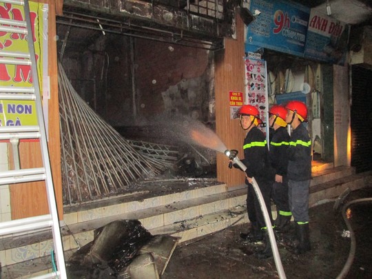 Quán bò bít tết cháy rụi lúc rạng sáng